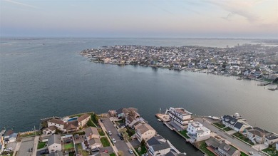 Welcome to an exceptional waterfront retreat in the heart of - photo 40