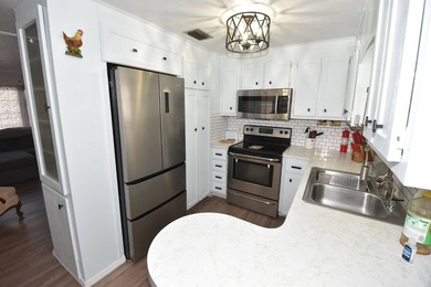 Charming 2-bedroom, 1.5-bath cottage-style mobile home located - photo 3
