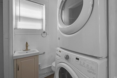 Welcome to this charming 3-bedroom, 2-bath home with a spacious - photo 19