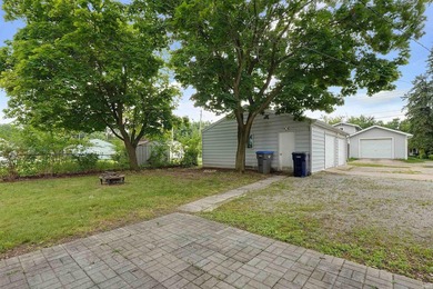 Welcome to this charming 3-bedroom, 2-bath home with a spacious - photo 29