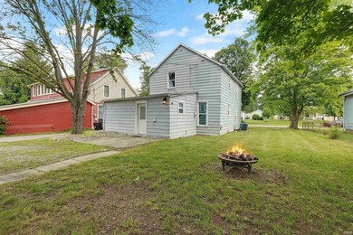 Welcome to this charming 3-bedroom, 2-bath home with a spacious - photo 31