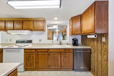 Welcome to this clean, move-in ready Pine Grove waterfront home - photo 11
