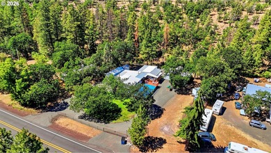Welcome to this clean, move-in ready Pine Grove waterfront home - photo 40