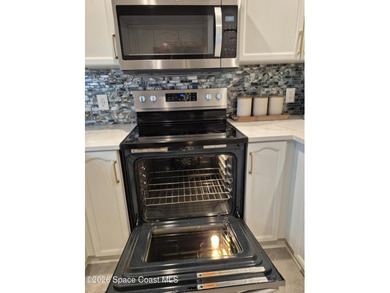 Beautifully updated, move-in ready first-floor 3-bedroom, 2-bath - photo 6