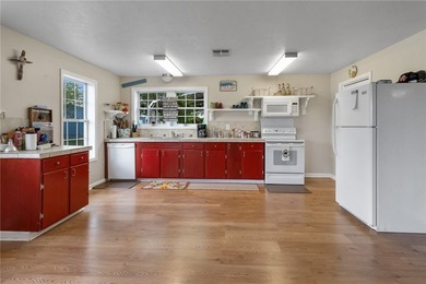 Lakefront retreat on three acres offering rare privacy - photo 18