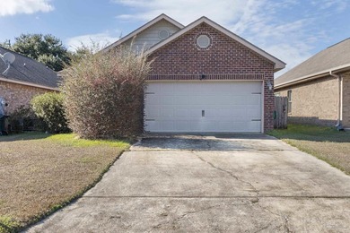 4 bedrooms. 2 bathrooms. Saltwater pool. Fenced backyard - photo 3