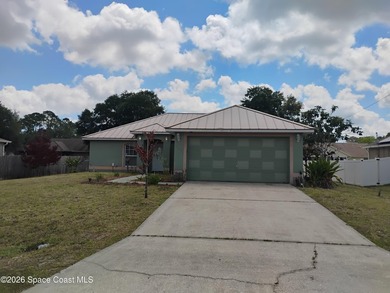 Great floor plan for this 3 bedroom, 2 bath home, metal roof - photo 1