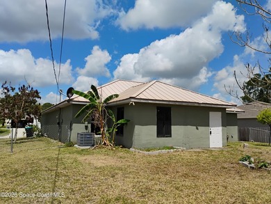 Great floor plan for this 3 bedroom, 2 bath home, metal roof - photo 4