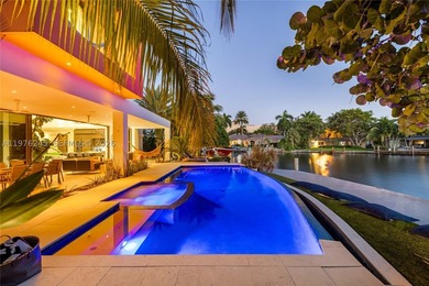 Discover an architectural showpiece where Modernist design meets - photo 6