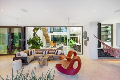 Discover an architectural showpiece where Modernist design meets - photo 8