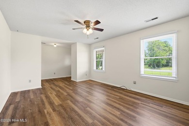 Discover the perfect blend of comfort and convenience in this - photo 4