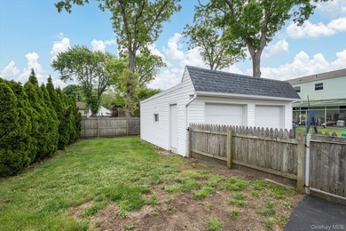 Welcome to this charming, well maintained Cape Cod style house - photo 17