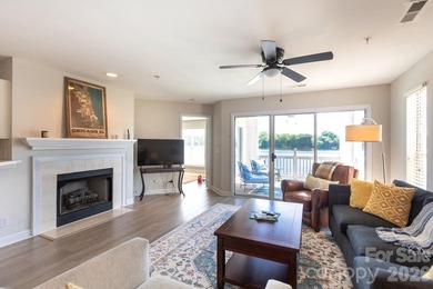 Waterfront lake living without the maintenance! Look at that - photo 7