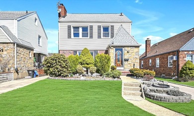 Welcome to this Move-In Ready Detached Colonial situated on a - photo 2