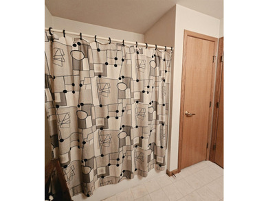 Discover your new home in this charming third floor condo - photo 25