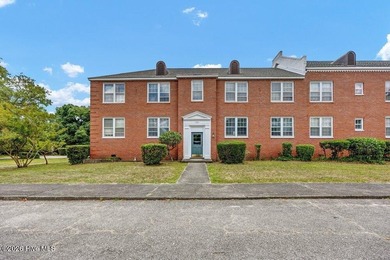 1940's condo with all the charm of wood floors, large rooms, and - photo 1