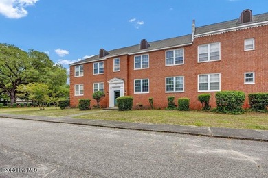 1940's condo with all the charm of wood floors, large rooms, and - photo 3