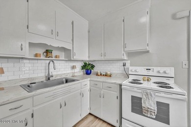 1940's condo with all the charm of wood floors, large rooms, and - photo 8