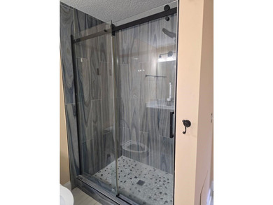 Beautifully maintained 3-bedroom, 2-bath corner-unit townhome in - photo 33