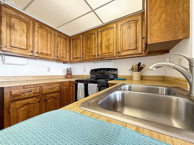 Oceanfront Living at Rainbow Rock! Experience breathtaking - photo 15