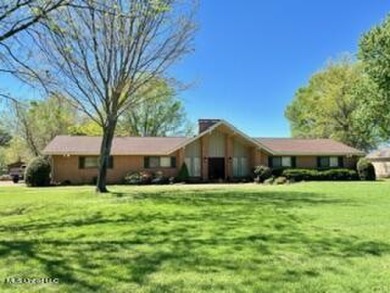 (private lake, pond, creek) Home For Sale in Senatobia Mississippi