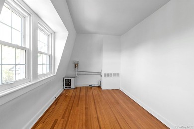 Vacant and Motivated Seller! Totally Renovated From Top to - photo 12