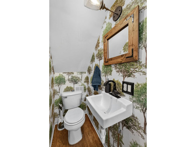 Perfect house in a prime location!! Welcome home to this - photo 17