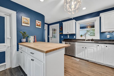 Perfect house in a prime location!! Welcome home to this - photo 21