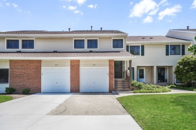 Lake Townhome/Townhouse Sale Pending in Buffalo Grove, Illinois