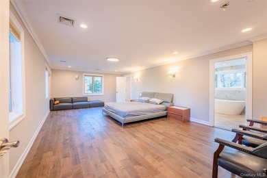 Great Neck Estates luxury home With Refined Taste & Exceptional - photo 10