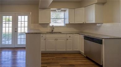 4/2/1 Roomy home! 2 bedrooms downstairs with a shared bath and 2 - photo 4