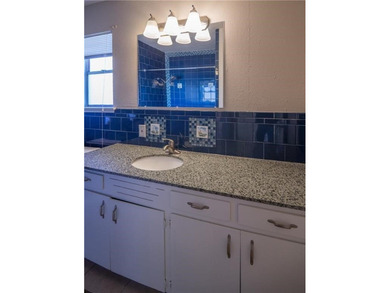 4/2/1 Roomy home! 2 bedrooms downstairs with a shared bath and 2 - photo 6