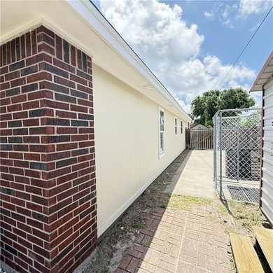 Welcome to this charming home in the heart of Flour Bluff - photo 6