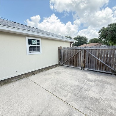Welcome to this charming home in the heart of Flour Bluff - photo 8