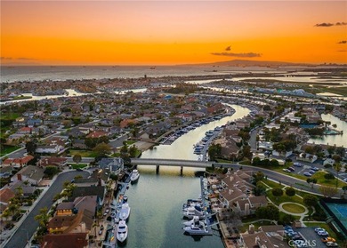 Welcome to Coastal Walk, one of Huntington Beach's newer - photo 33