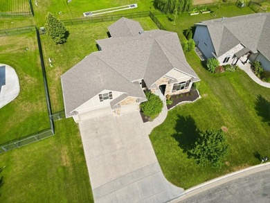 Welcome to this beautifully maintained 6-bedroom, 4-bath home - photo 2