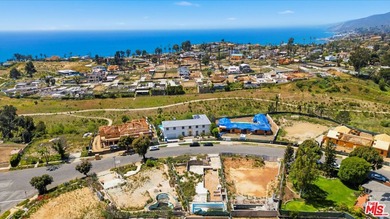Set within the highly coveted Huntington enclave of the Pacific - photo 3