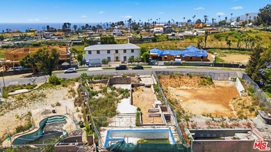 Set within the highly coveted Huntington enclave of the Pacific - photo 5