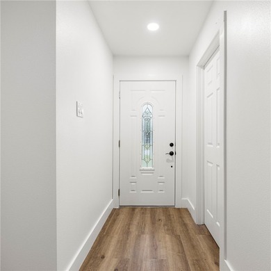 A new opportunity has arisen in Lynwood Place. This property has - photo 4