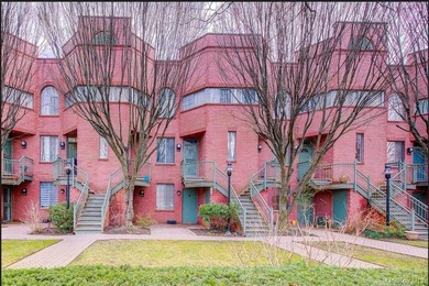 Spacious (about 1,100 sq ft) third-floor 2-bedroom, 2-bathroom - photo 1