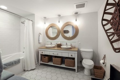 The buyer's condo did not close, so this contract fell through - photo 33