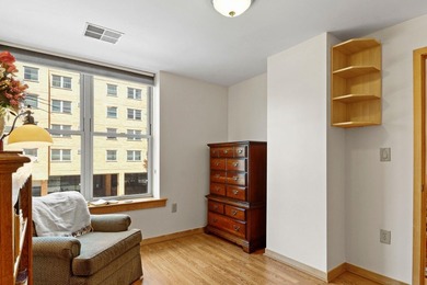 Experience urban living at Metropolitan Place! This sought-after - photo 15