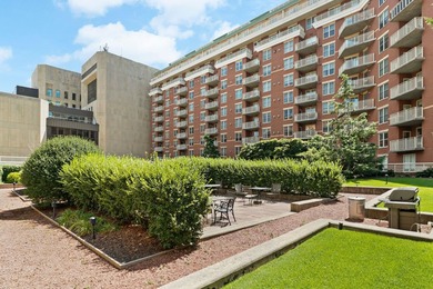 Experience urban living at Metropolitan Place! This sought-after - photo 30