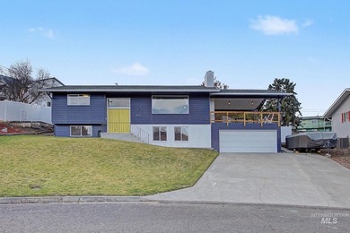 Lake Home For Sale in Clarkston, Washington