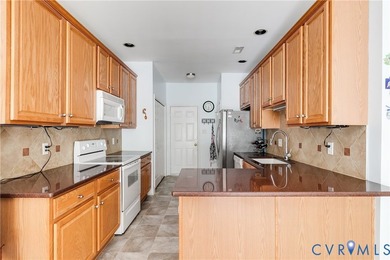 Enjoy the ease of ONE LEVEL LIVING in this beautiful townhome in - photo 11
