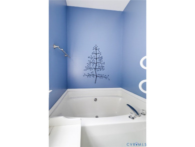 Enjoy the ease of ONE LEVEL LIVING in this beautiful townhome in - photo 19