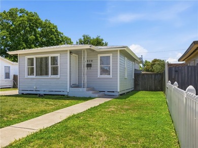 Welcome Home to this cozy and well-kept home. This home offers 3 - photo 1
