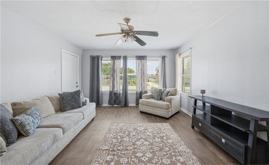 Welcome Home to this cozy and well-kept home. This home offers 3 - photo 2