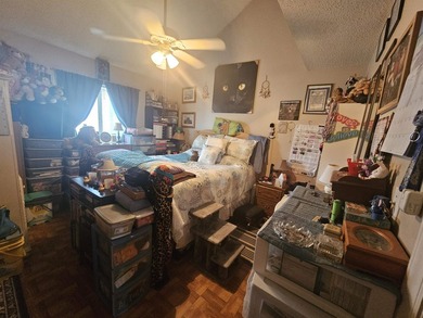 One-bedroom, one-bathroom second-floor condo, just a short drive - photo 12