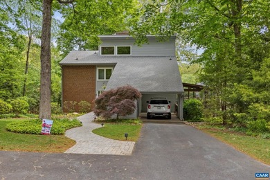 Tucked along the shores of Lake Monticello, is this Custom - photo 4